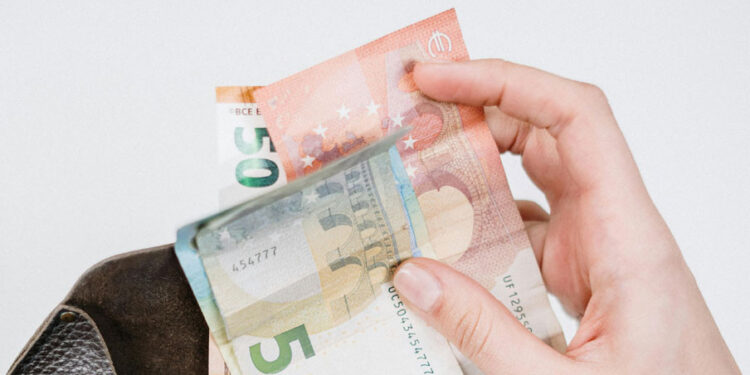 Курс: динар незнатно промењен, евро 117,42