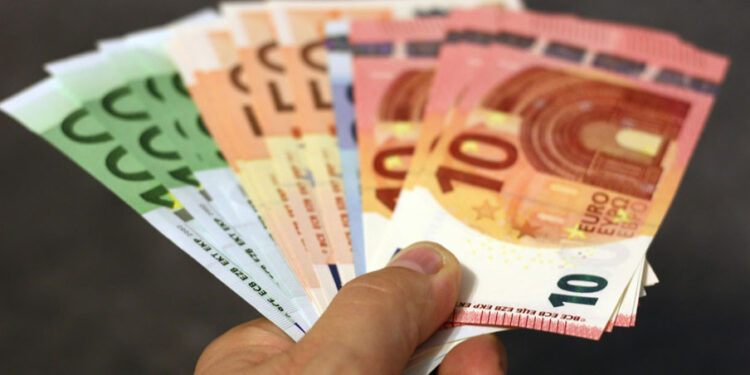 Средњи курс динара за евро данас 117,4013