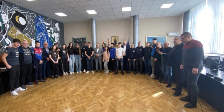 У Бору уручени уговори о стипендирању спортиста