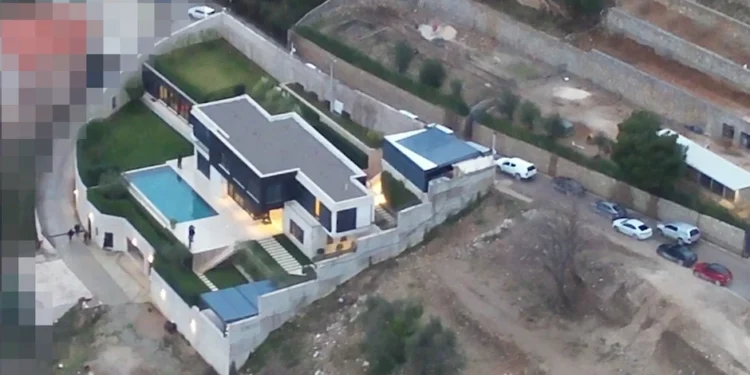 ПРЕТРЕСИ У КОТОРУ И ТИВТУ: ПОЛИЦИЈА ОДУЗЕЛА ЛУКСУЗНА ВОЗИЛА И 17.000 ЕВРА У КЕШУ