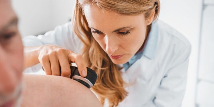 Руски научници развијају ПРВИ ЛЕК за меланом: Планирају да заврше тестирања до 2027. године