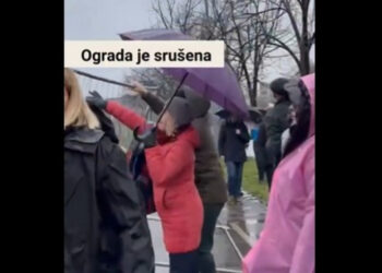 Ана Брнабић: Блокадери срушили ограду, а вест би била да су нешто саградили
