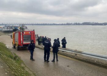 ПРВЕ СЛИКЕ СА ЛИЦА МЕСТА: Ауто слетео у реку на Ади Хуји