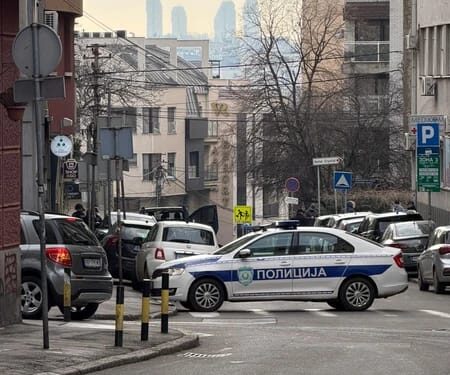 Блокиран цео кварт: Драма у Београду, бачена бомба на локал