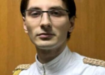 Ко је блокадер који се слика у адмиралској униформи и хвали да је скупио 1.000 потписа у граду од 40.000 људи?!