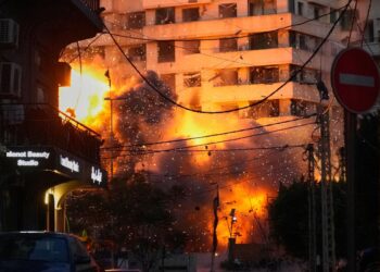 ИЗРАЕЛ РАЗНЕО ЗГРАДУ У ЦЕНТРУ БЕЈРУТА, НЕСТАЛА У ЦРНОМ ДИМУ