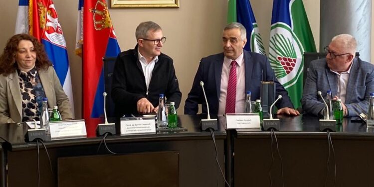 Министар Гламочић са пољопривредницима у Бору