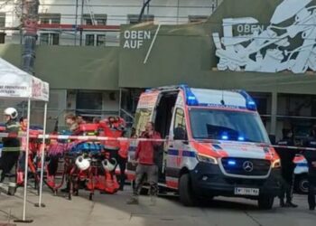 ЗГРАДА СЕ СРУШИЛА, ХИТНА СПАСИЛАЧКА АКЦИЈА ЈЕ У ТОКУ: Службе покушавају да извуку затрпане