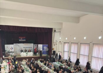 Реља Огњеновић разговарао са пензионерима у селу Метовница код Бора