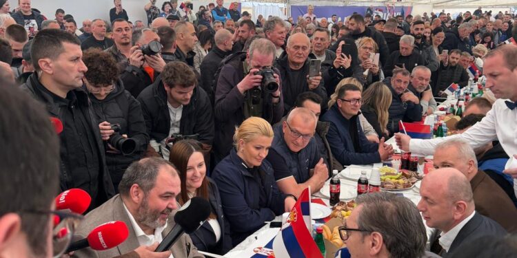 Народ дочекује председника код Куле!