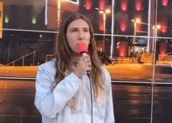 БРУКА БЛОКАДЕРА У БОРУ: Студент из Новог Сада држи говор о „нашем месту“