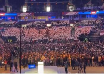 ПОРУКА ИЗ БЕОГРАДСКЕ АРЕНЕ: „ОД СРБИЈЕ РУКЕ ДАЉЕ, ПИЦУЛА ТИ ПАРЕ ШАЉЕ, РЕВОЛУЦИЈО!“