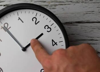 СТИЖЕ ЛЕТЊЕ РАЧУНАЊЕ ВРЕМЕНА: Ево када померамо сат у Србији