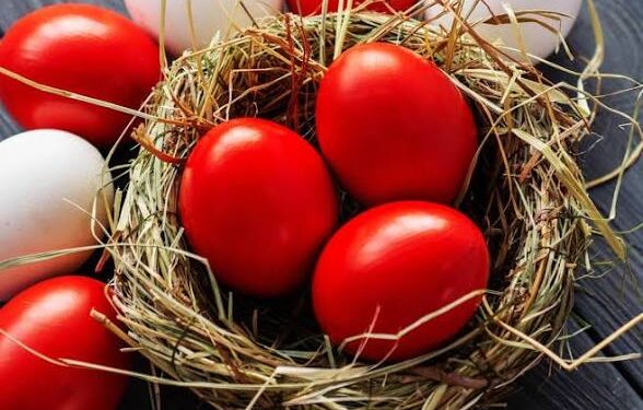 ВАТРЕНО ЦРВЕНА ЈАЈА БЕЗ ХЕМИЈЕ: ДОМАЋИЦЕ ОДУШЕВЉЕНЕ ТРИКОМ СА ПАПРИКОМ