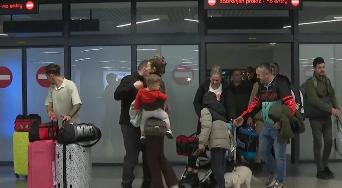 Држављани Србије и региона, који су евакуисани из Израела, стигли су у Београд