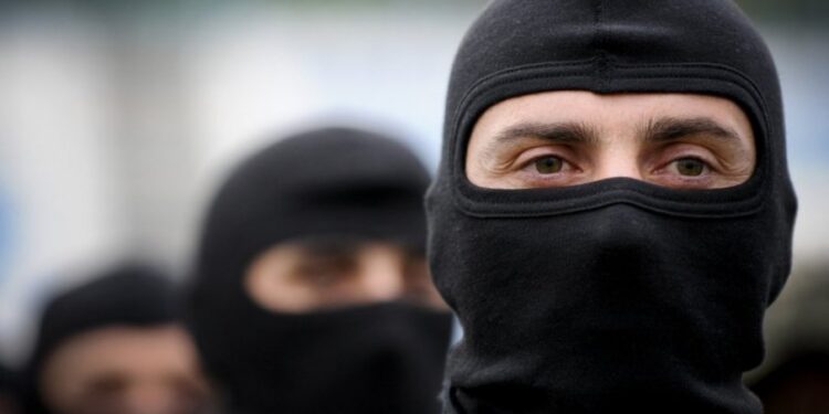 БРУТАЛНА ТОРТУРА НАД СРПСКИМ МЛАДИЋЕМ У ЛЕПОСАВИЋУ: Отет и мучен због натписа на дуксу