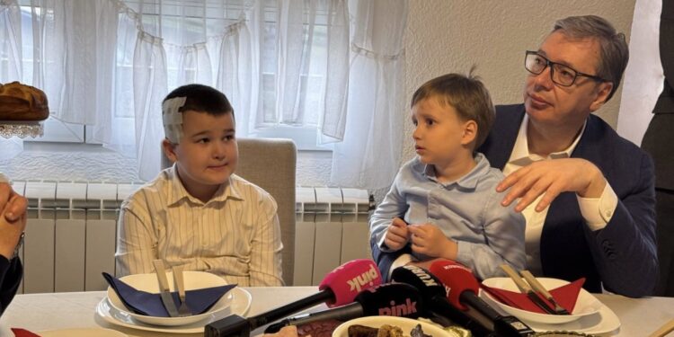 „САМО САМ ЗБОГ ТЕБЕ ДОШАО“ Вучића угостила породица Кнежевић у Бајиној Башти