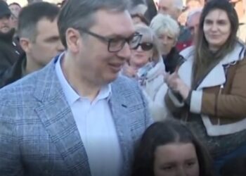 СРДАЧАН ДОЧЕК У ЦРВЕНКИ: ГРАЂАНИ СЕ ОКУПИЛИ ДА ПОЗДРАВЕ ПРЕДСЕДНИКА ВУЧИЋА
