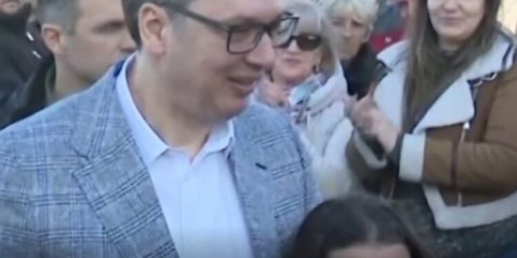 СРДАЧАН ДОЧЕК У ЦРВЕНКИ: ГРАЂАНИ СЕ ОКУПИЛИ ДА ПОЗДРАВЕ ПРЕДСЕДНИКА ВУЧИЋА