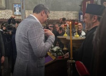 ВУЧИЋ У СИВЦУ: ПРЕДСЕДНИК ОБИЛАЗИ ЦРКВУ СВЕТОГ НИКОЛАЈА