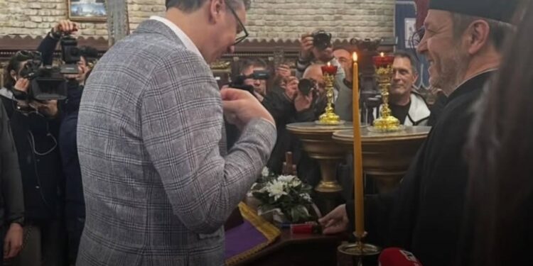 ВУЧИЋ У СИВЦУ: ПРЕДСЕДНИК ОБИЛАЗИ ЦРКВУ СВЕТОГ НИКОЛАЈА