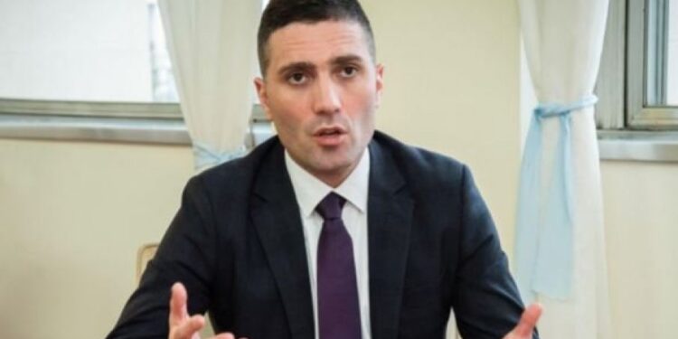 „ТЕ ТЕРОРИСТЕ ОСЛОБОДИЛИ СУ БЛОКАДЕРИ“ Терзић оштро одговорио на гнусне лажи Манојловића о председнику Вучићу