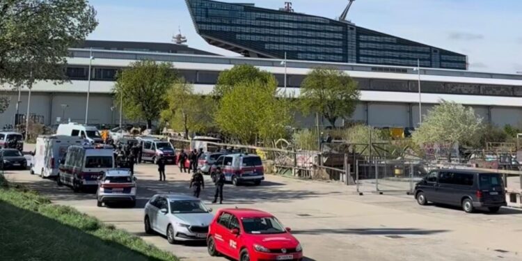 Полиција у Бечу насилно растерала блокаде: Активисти граде барикаде и дрвени торањ!