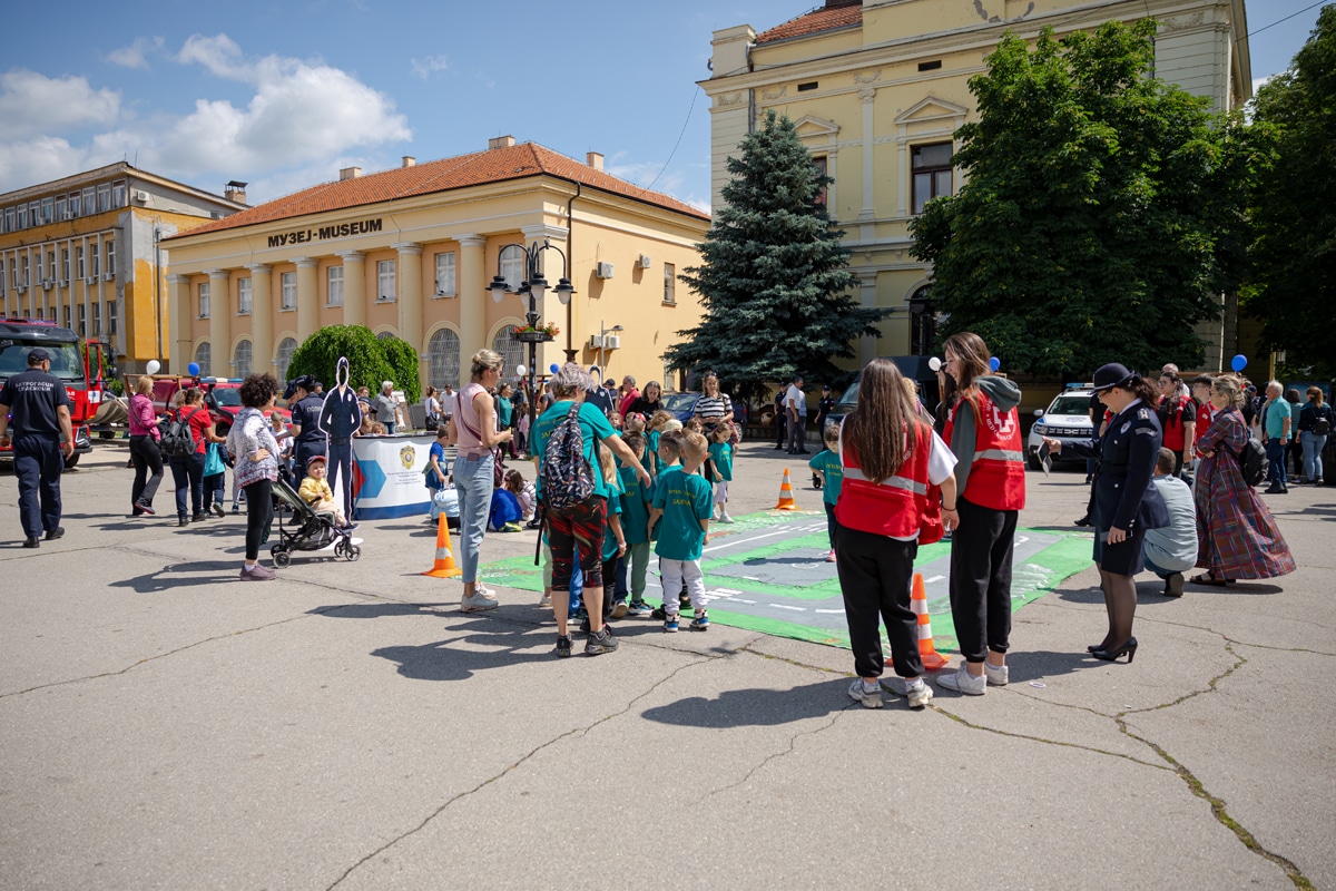 Најмлађи одушевљени: Полиција и ватрогасци представили опрему и возила у Зајечару
