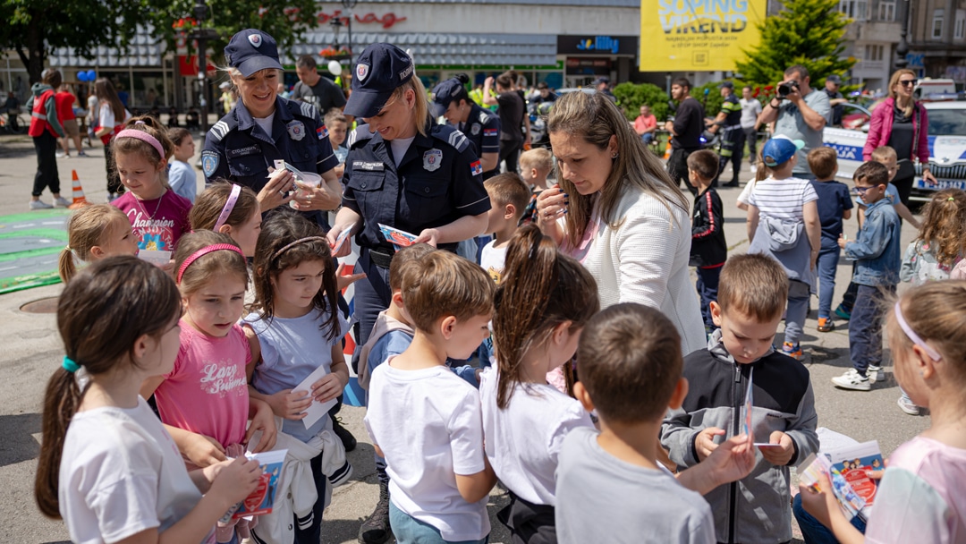 Најмлађи одушевљени: Полиција и ватрогасци представили опрему и возила у Зајечару