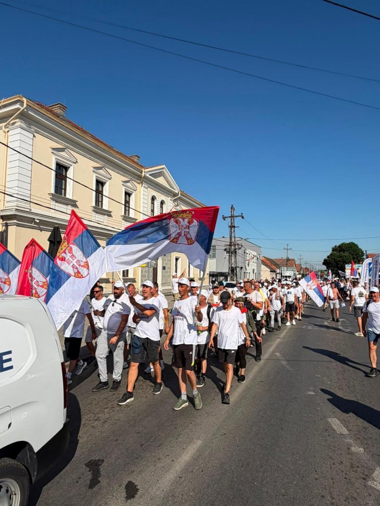 Reke ljudi stižu peške u Beograd: Priključuju se velikom skupu podrške predsedniku Vučiću
