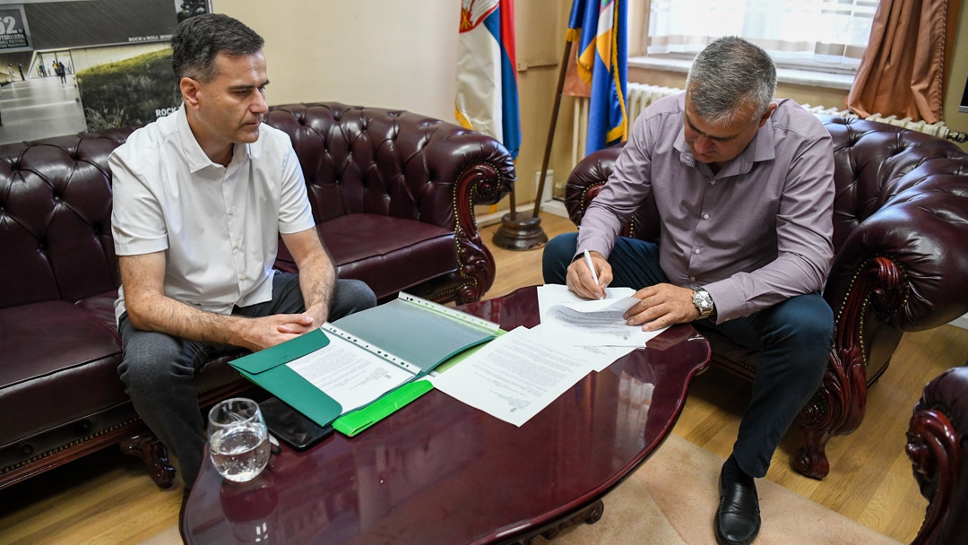 НОВА ОПРЕМА ЗА ЧИСТИЈИ ГРАД: Зајечару додељено 250 канти и 30 контејнера