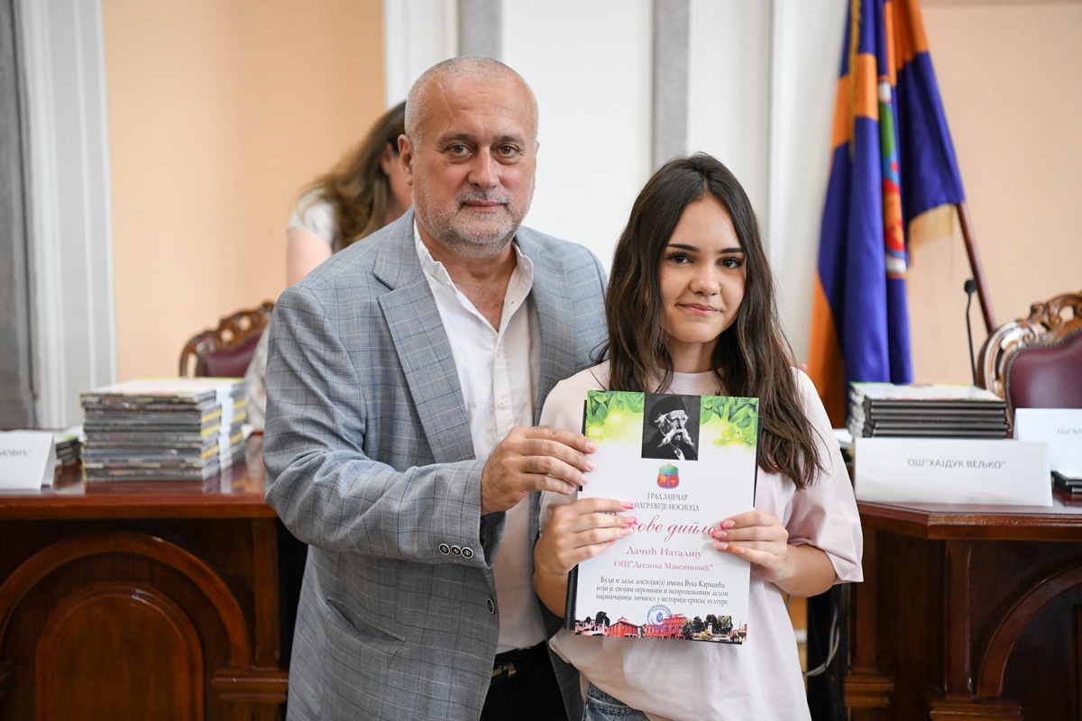 ПОНОС ЗАЈЕЧАРСКИХ ШКОЛА: Награђени ученици за изузетан успех и резултате
