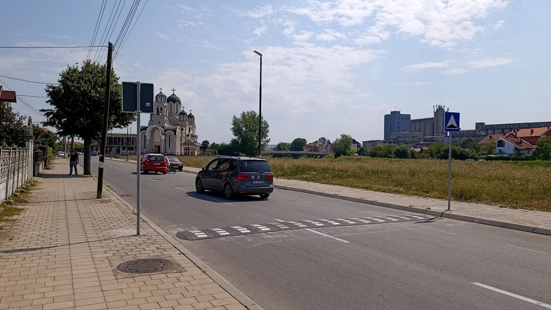 БЕЗБЕДНИЈИ САОБРАЋАЈ У КОТЛУЈЕВЦУ: У Сокобањској улици у Зајечару постављени "лежећи полицајци"