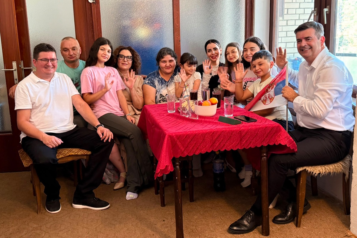 ДРЖАВНИ СЕКРЕТАР МИРСАД ЂЕРЛЕК ПОСЕТИО БОР И ПОРОДИЦУ ПАВЛОВИЋ У КРИВЕЉУ: Најављена нова улагања у здравство