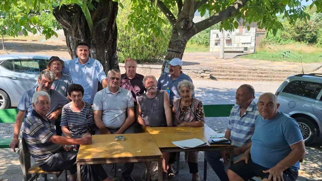 РАЗГОВОР СА МЕШТАНИМА: Градоначелник Зајечара посетио Брусник и саслушао предлоге грађана