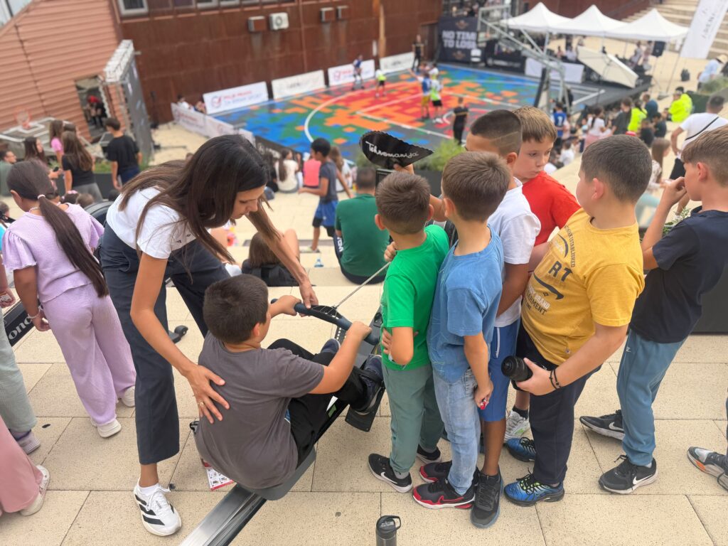 Deca na takmičenju na ergometrima tokom U15 3x3 turnira u Boru