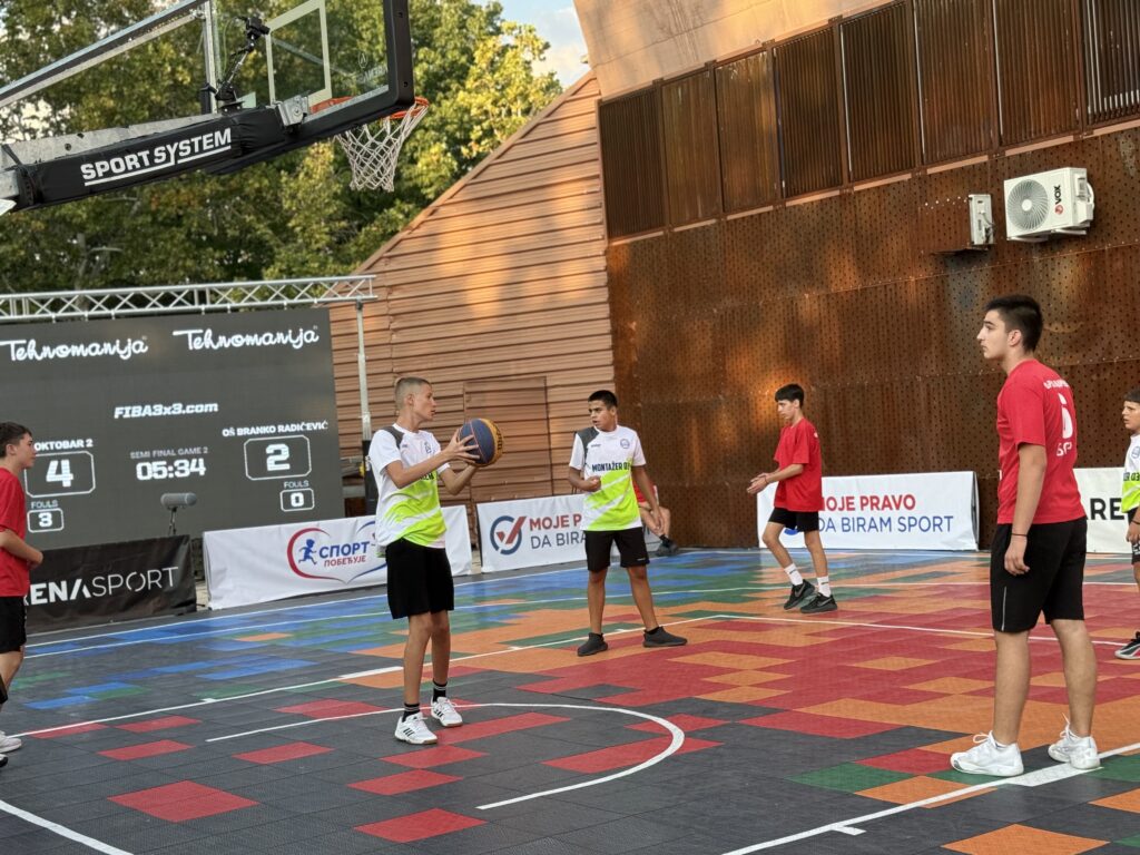 Deca učesnici U15 3x3 turnira u Boru tokom sportskog druženja