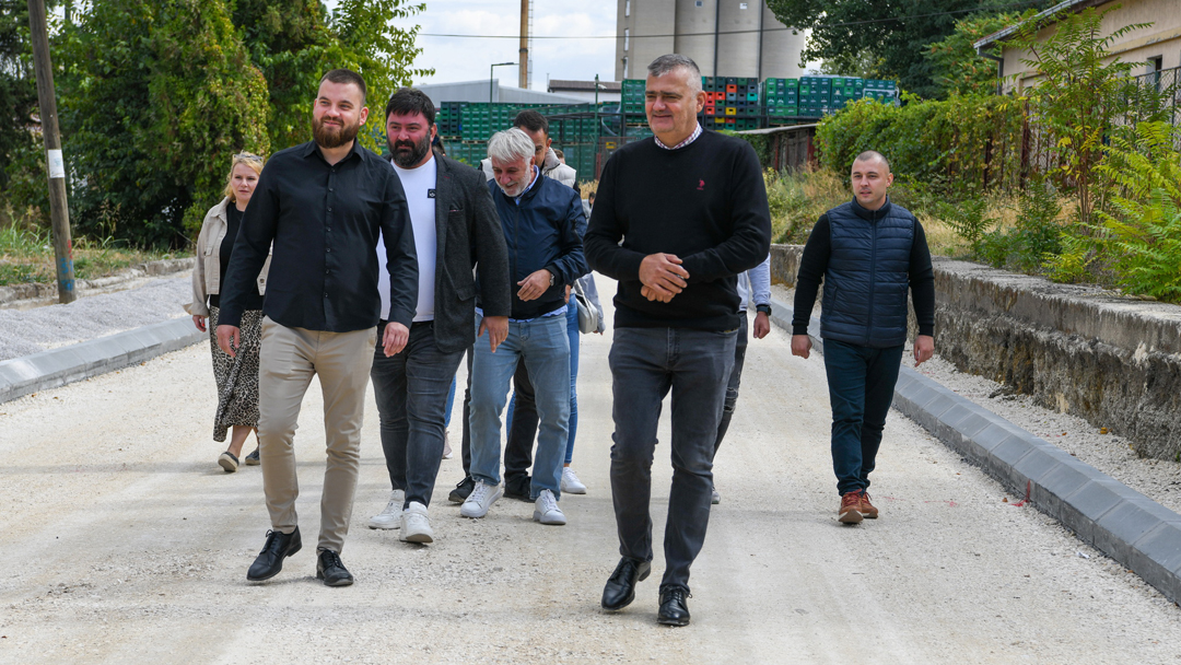 НОВИ АСФАЛТ ПОСЛЕ ПОЛА ВЕКА: Радове у Железничкој улици обишао градоначелник Зајечара Владимир Виденовић