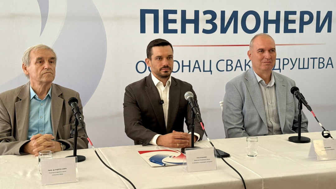 Реља Огњеновић и Андреја Савић са пензионерима у Мајданпеку